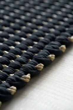 Woodnotes Duetto 1 Rug, Natural - Black 9 Woodnotes Duetto 1 Rug, Natural - Black -Textile Promotional Store Duetto 1 17101002 colnatural black hand woven 3 detail