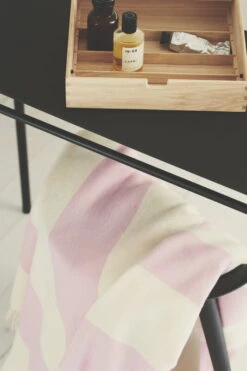 Silkeborg Uldspinderi The Sweater Throw, Rose -Textile Promotional Store Heg Mller 200625 Silkeborg Uldspinderi10697 copy