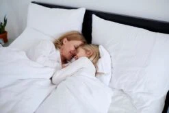 Joutsen Syli Down Duvet, 150 X 210 Cm, Medium Warm 10 Joutsen Syli Down Duvet, 150 X 210 Cm, Medium Warm -Textile Promotional Store Joutsen Syli people 1 medres jpg