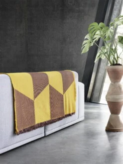 Muuto Sway Throw, Mustard -Textile Promotional Store Sway pr connect high res lifestyle 2815029