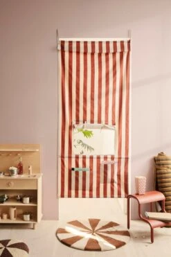 Ferm LIVING Arch Tufted Rug, Small, Dark Brick - Offwhite -Textile Promotional Store fermLIVING AW21 KidsKiosk ArchTuftedRugSmall UpStepStool image