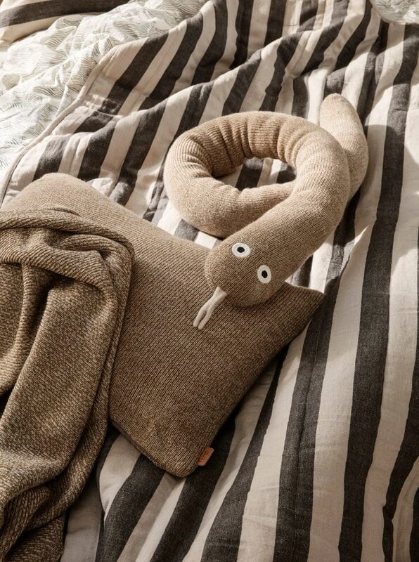 Ferm LIVING Grand Quilted Blanket, Sand - Black 6 Ferm LIVING Grand Quilted Blanket, Sand - Black - Image 4