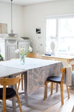 Lapuan Kankurit Villiyrtit Tablecloth/throw, 150 X 200 Cm, Blueberry - Cinnamon -Textile Promotional Store lapuan kankurit villiyrtit linen tablecloth blueberry cinnamon 2