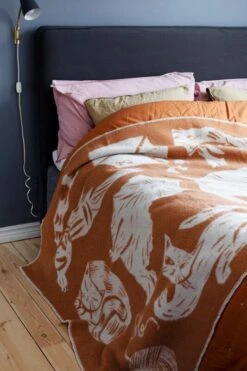 Lapuan Kankurit Kissanpäivät Blanket, Cognac - White -Textile Promotional Store lapuankankurit kissanpaivat blanket cognac white 1 0