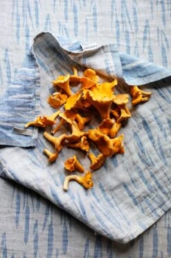 Lapuan Kankurit Osmankäämi Table Cloth/throw, 145 X 200 Cm, Linen - Blue -Textile Promotional Store lapuankankurit osmankaami tablecloth blanket and towel napkin linen rainy blue 2 1 1 1