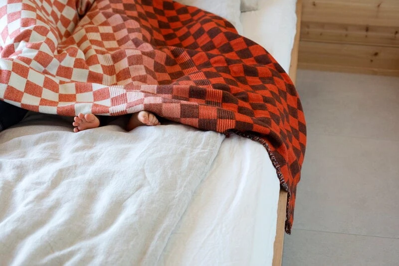 Lapuan Kankurit Shakki Blanket, Green - Red - White 4 Lapuan Kankurit Shakki Blanket, Green - Red - White - Image 2