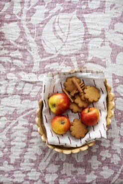 Lapuan Kankurit Villiyrtit Tablecloth/throw, 150 X 200 Cm, Linen - Bordeaux -Textile Promotional Store lapuankankurit villiyrtit tablecloth blanket and paussi towel linen bordeaux 1