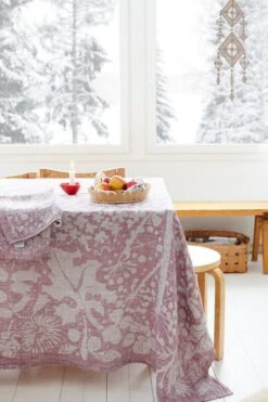 Lapuan Kankurit Villiyrtit Tablecloth/throw, 150 X 200 Cm, Linen - Bordeaux -Textile Promotional Store lapuankankurit villiyrtit tablecloth blanket and towel paussi towel linen bordeaux 1