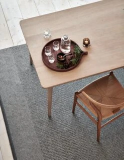 Pappelina Edit Rug, 140 X 200 Cm, Black 9 Pappelina Edit Rug, 140 X 200 Cm, Black -Textile Promotional Store pappelina edit black livningroom winter2 creative