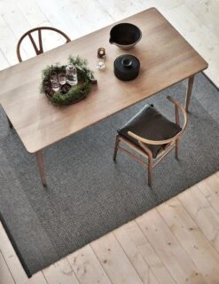 Pappelina Edit Rug, 140 X 200 Cm, Black 11 Pappelina Edit Rug, 140 X 200 Cm, Black -Textile Promotional Store pappelina edit black livningroom winter creative